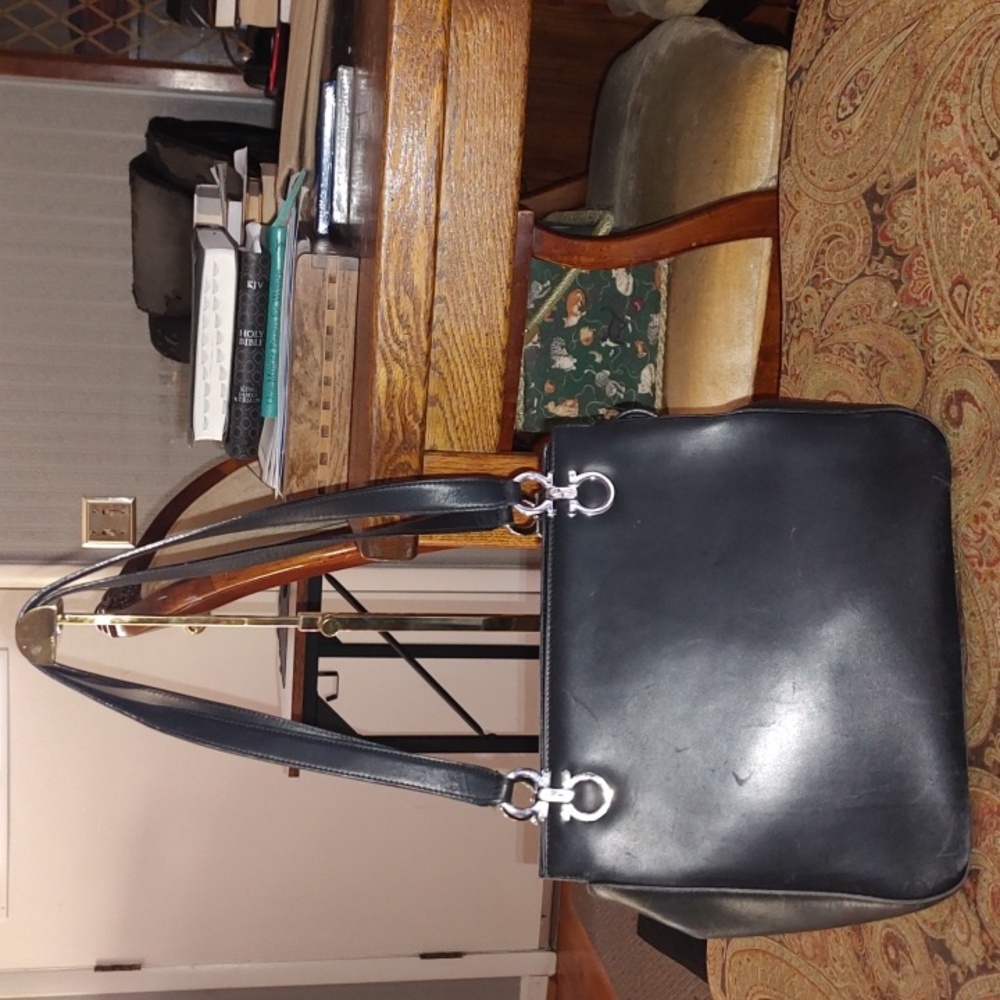 Salvatore Ferragamo BA217154 MSRP $1,000 Italian Leather Black Shoulder Bag EUC - Picture 3 of 16
